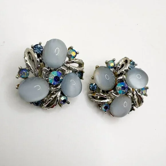 Vintage Lisner Blue Lucite Cabochon & Aurora Borealis Rhinestone Clip Earrings - Picture 3 of 4